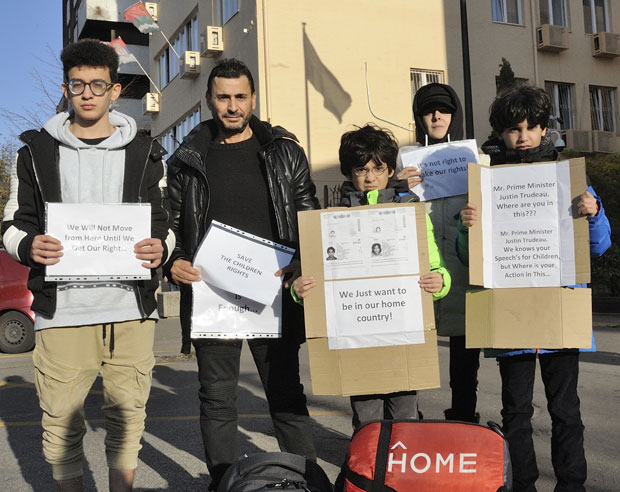 Хоћу децу да вратим тамо где су рођена: Породица Калифа из Либије протестује испред Амбасаде Канаде у Београду